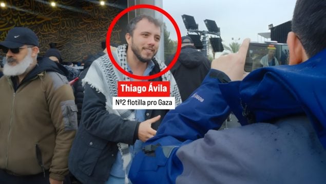 Thiago Ávila frente al mausoleo en honor a Hassan Nasrallah, líder de Hezbolá.