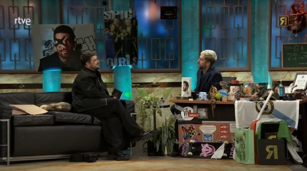 Antonio Orozco y David Broncano en La Revuelta. (RTVE)