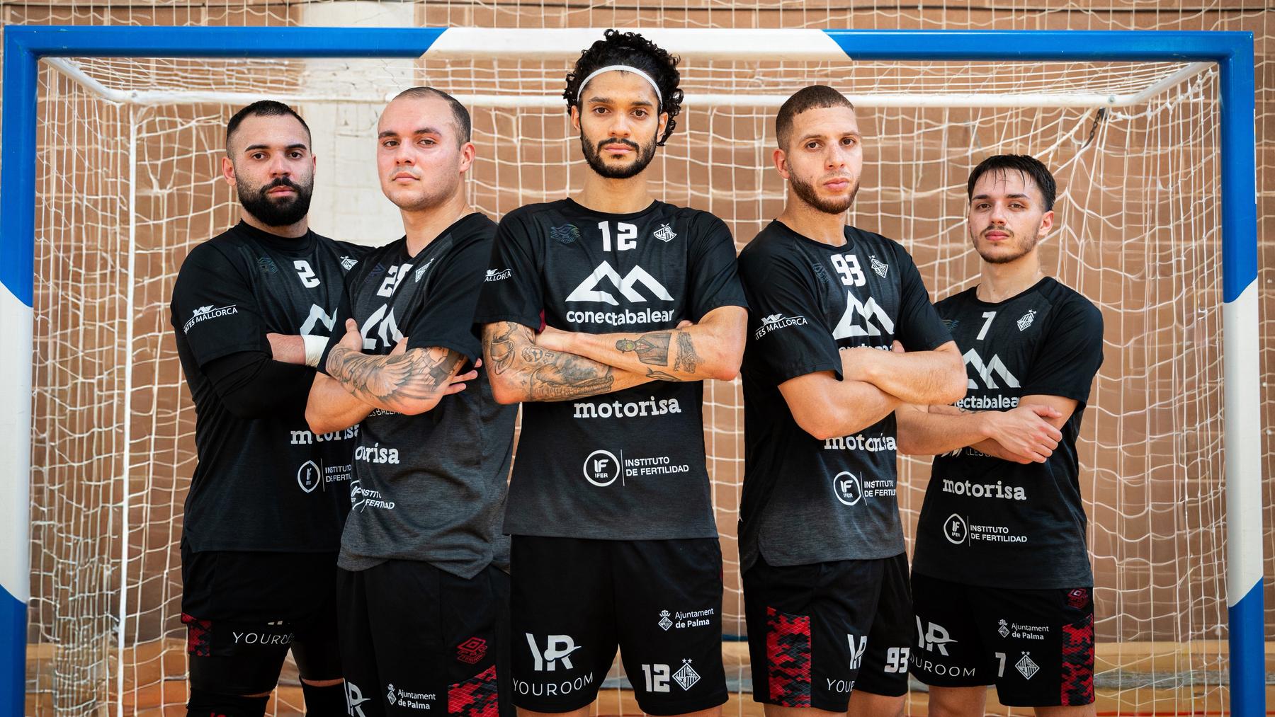 Dennis, Fabinho, Lucão, Charuto y David Peña posan en el Poliesportiu Galatzó (1)