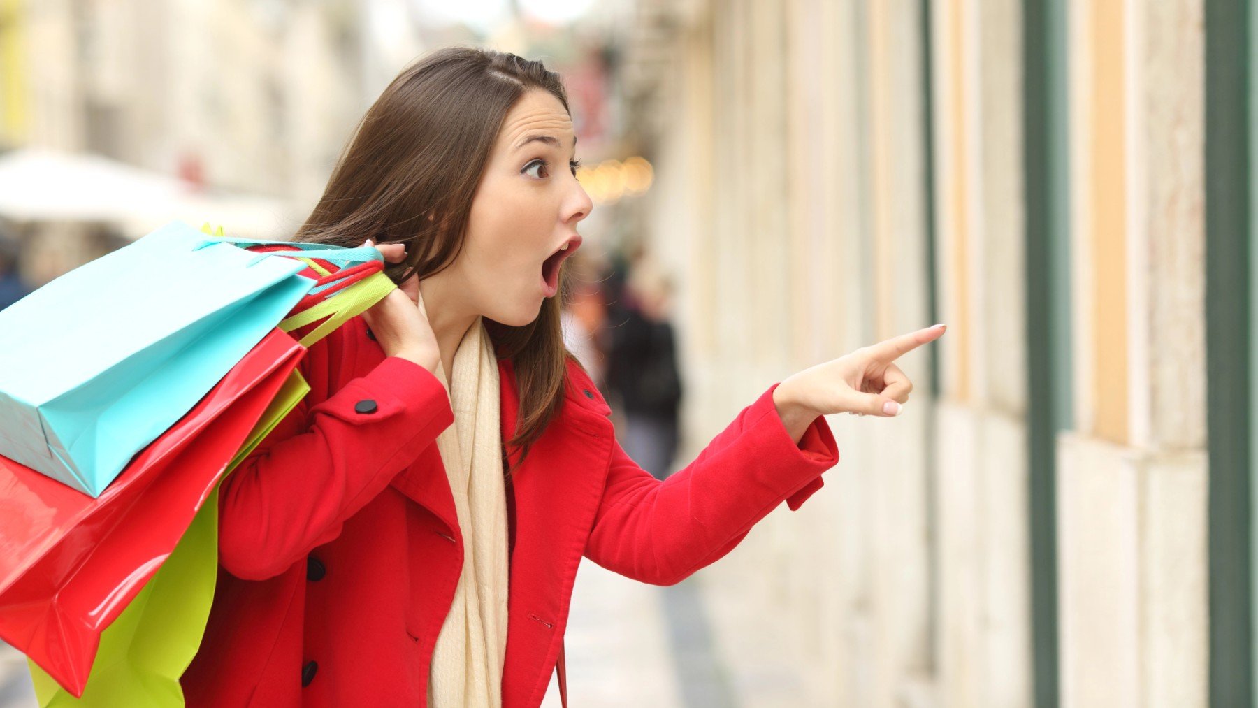 Una mujer compra compulsivamente.
