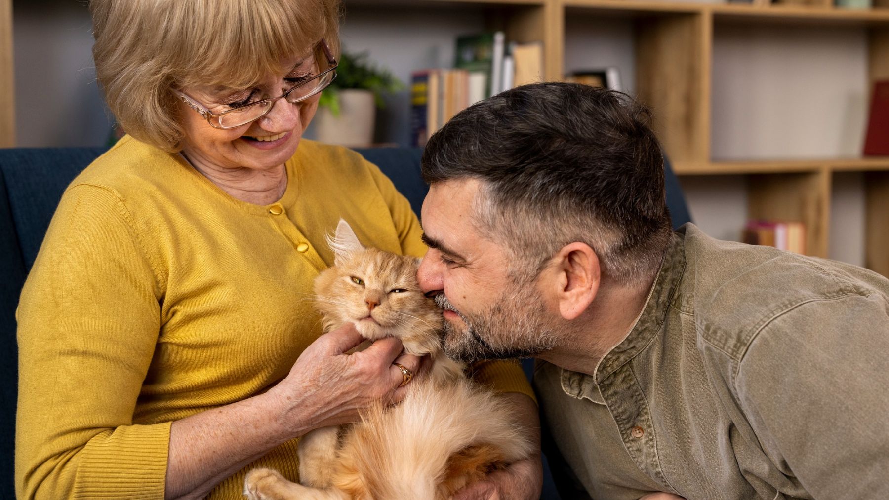 Unos dueños con su gato. Foto: Freepik