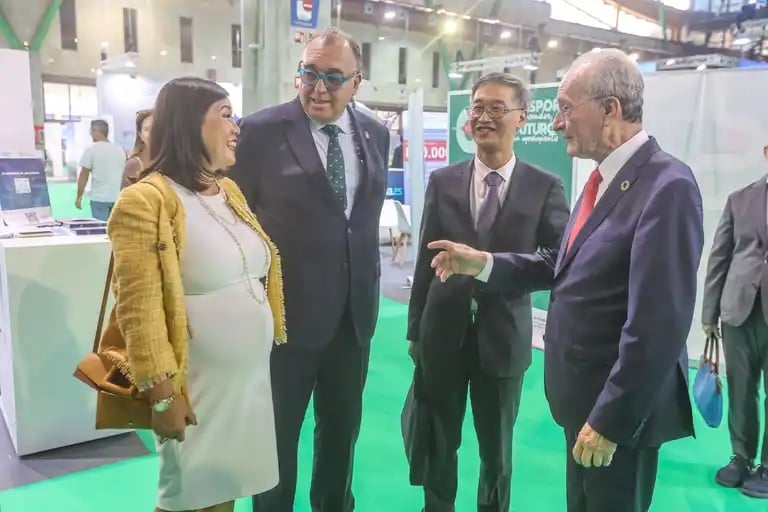 De izquierda a derecha: Leticia Chen, presidenta de la Cámara Hispano – China, Arturo Bernal, consejero de Turismo y Andalucía Exterior, el embajador chino, Yao Jin y el alcalde de Málaga, Francisco de la Torre.