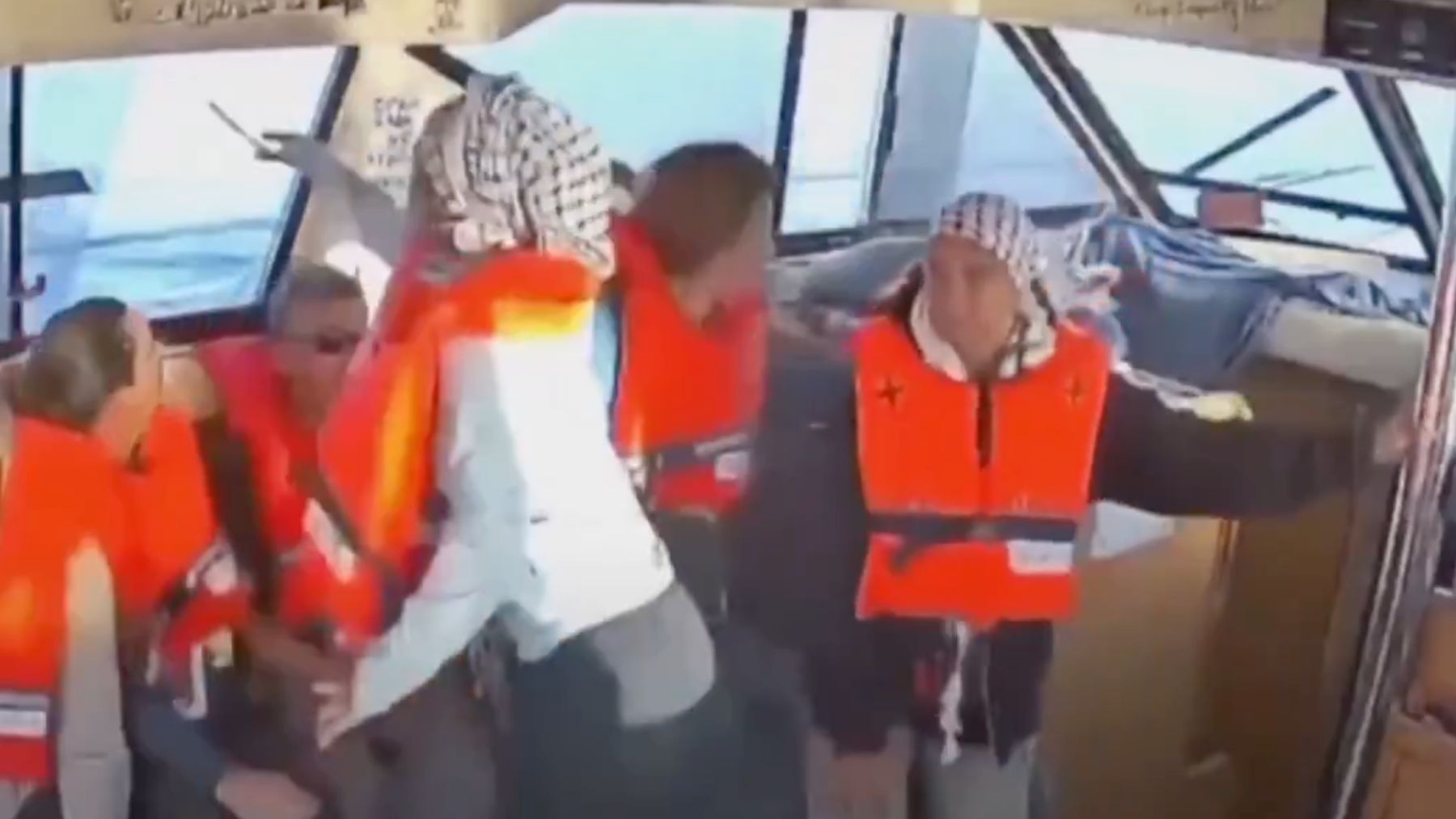 Por qué tiraban al mar sus teléfonos móviles los integrantes de la flotilla al ser interceptados por Israel