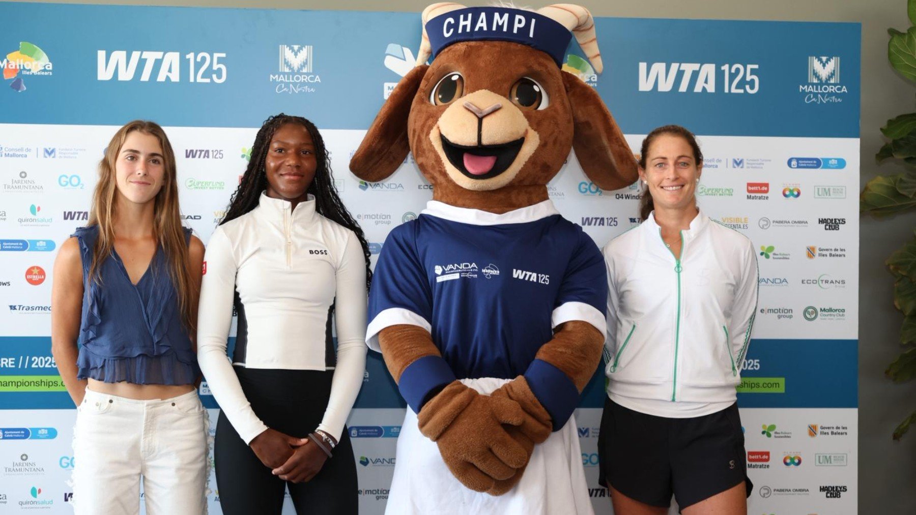 Las mallorquinas Sagristà, Noha y Cavallé con la mascota del torneo, Champi