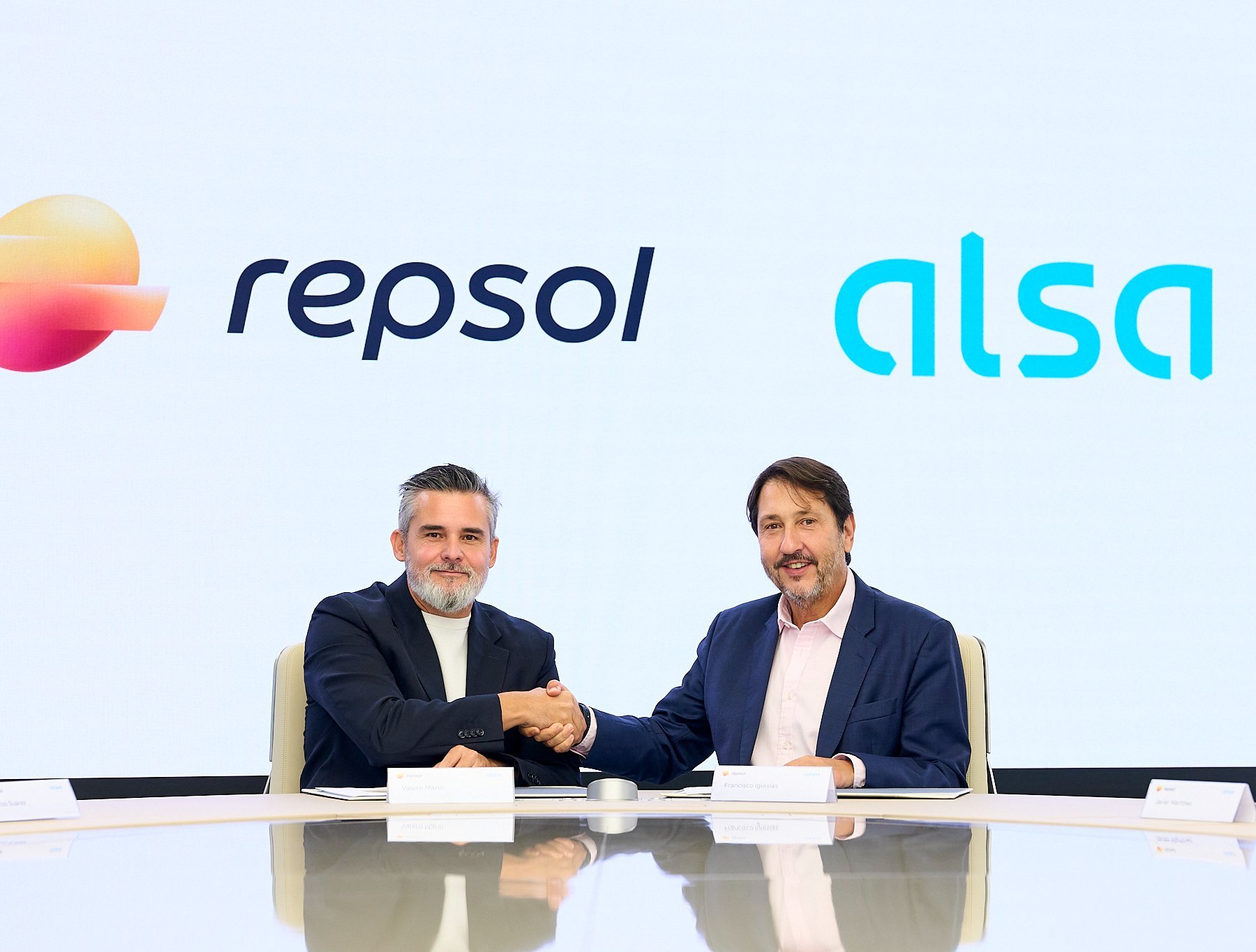 El Director General de Cliente de Repsol, Valero Marín y el CEO de Alsa, Francisco Iglesias en el acto de firma del acuerdo.