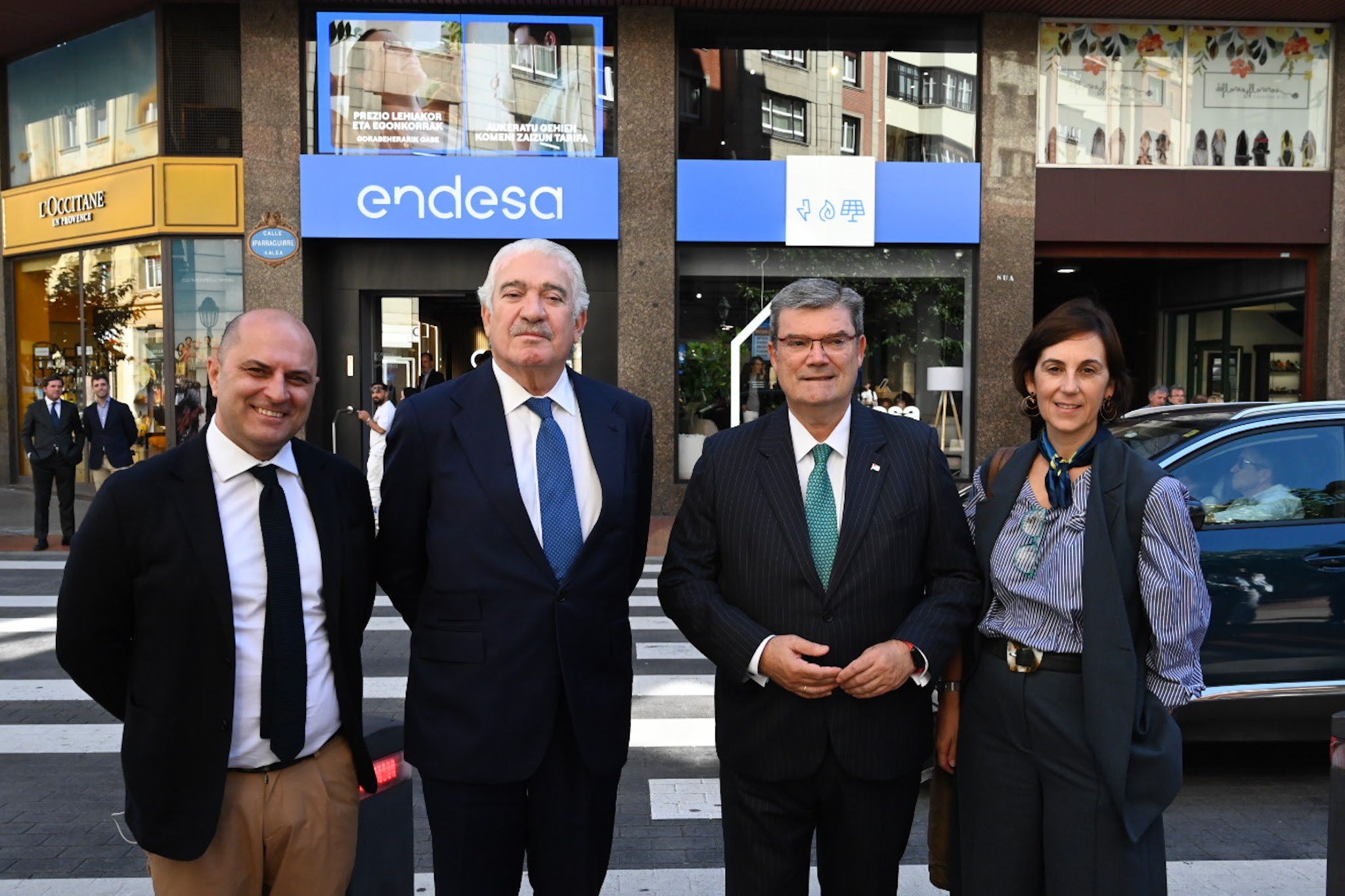 De izda. a dcha: Davide Ciciliato, director general de comercialización de Endesa; José Bogas, consejero delegado de Endesa; Juan Mari Aburto, alcalde de Bilbao; y Kontxi Claver, concejal delegada de Economía del Ayuntamiento en la inauguración de la nueva tienda comercial de Endesa en Bilbao.