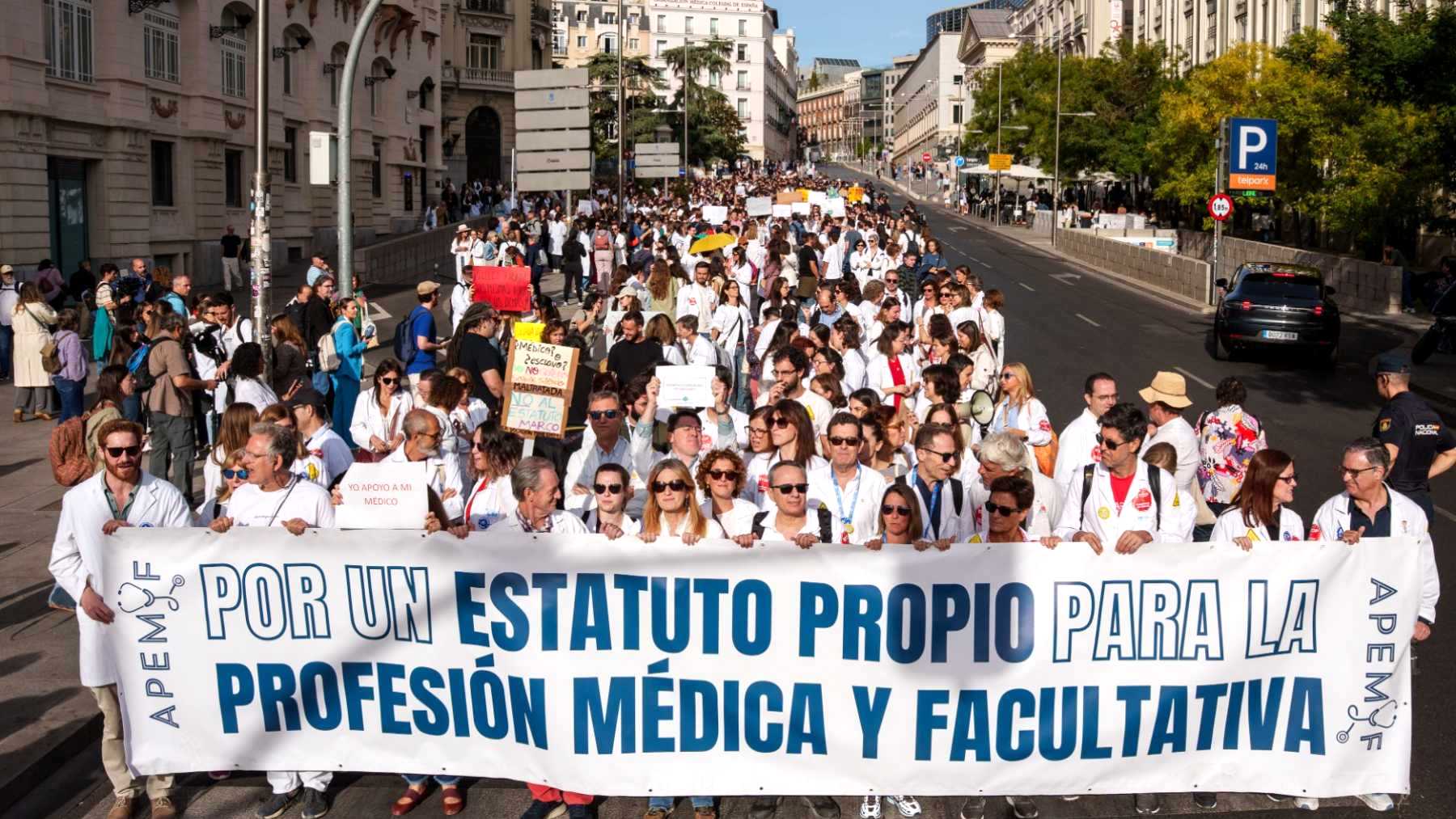 Decenas de miles de médicos salen a la calle en otra huelga contra Mónica García y sus «horarios inhumanos»