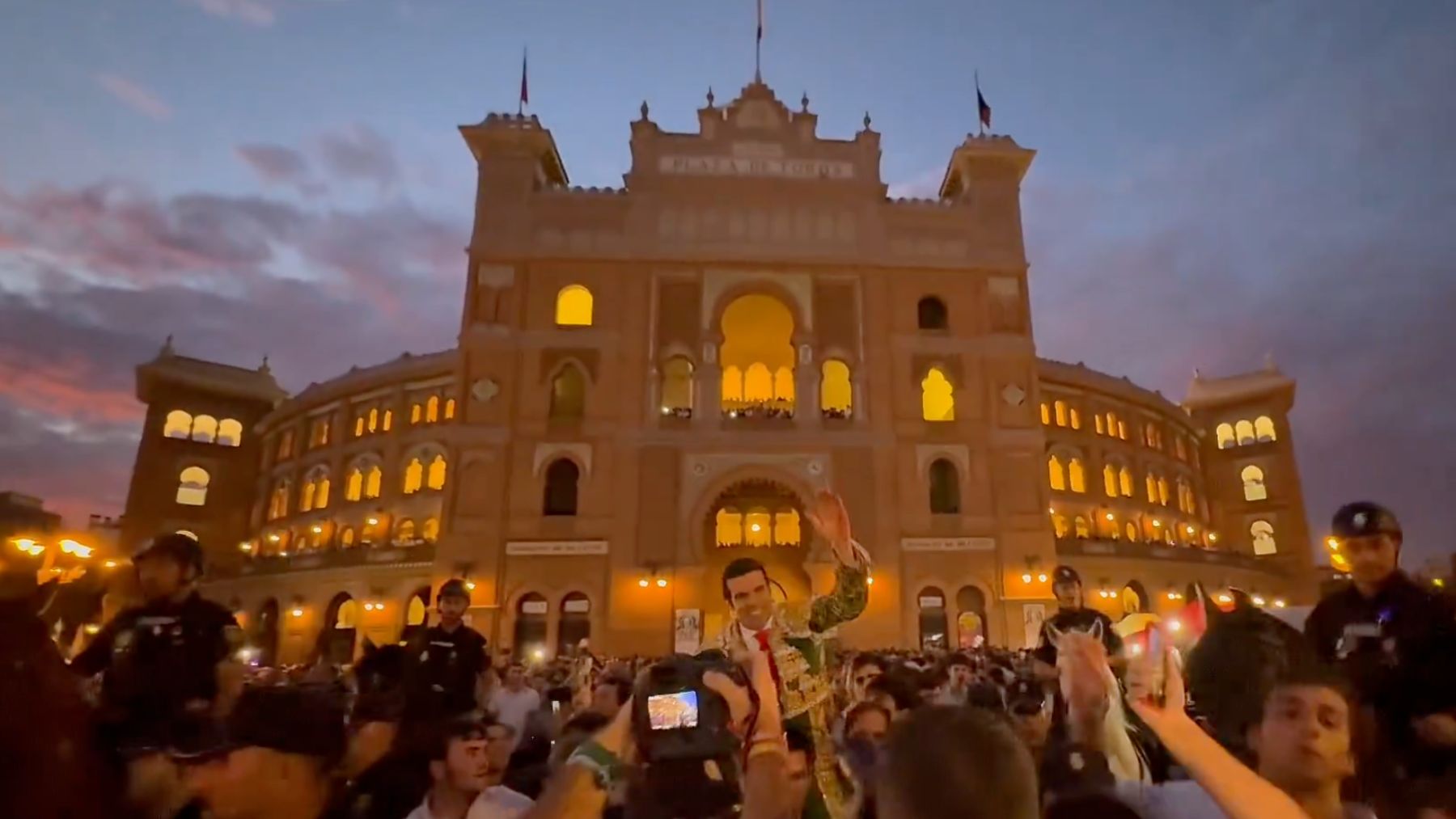 Emilio de Justo abre su quinta Puerta Grande en Madrid tras resultar herido