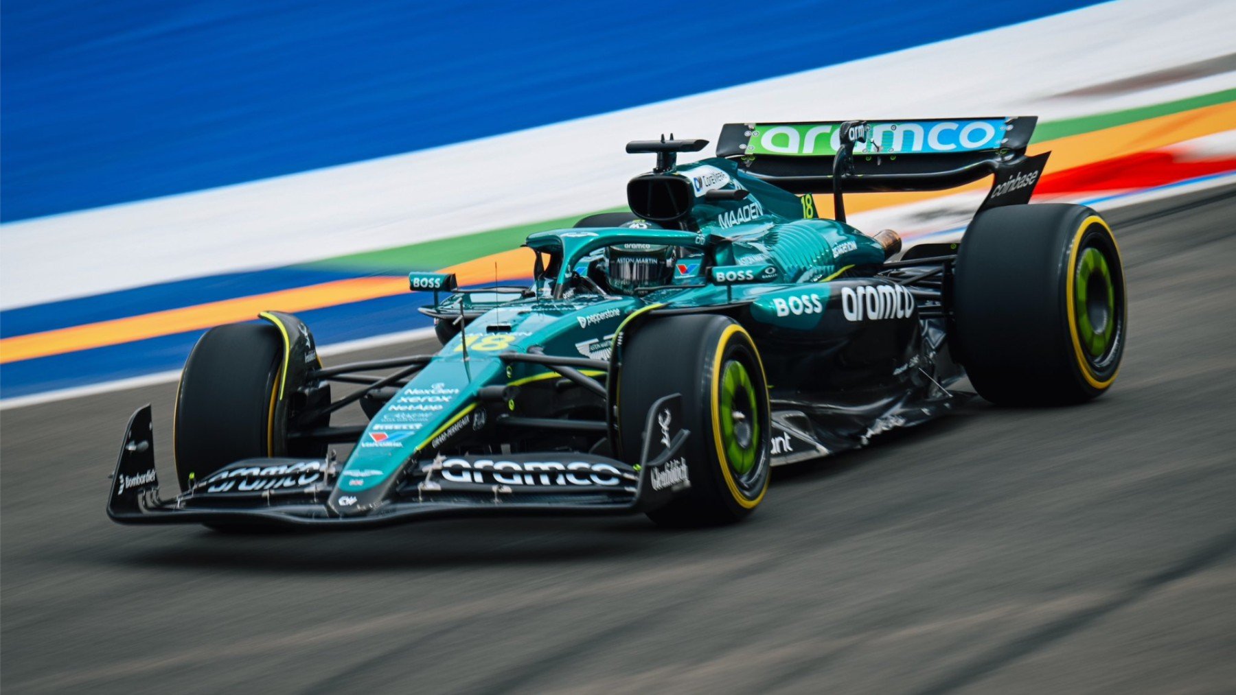 Fernando Alonso desata la locura en Singapur: lidera la primera sesión de libres