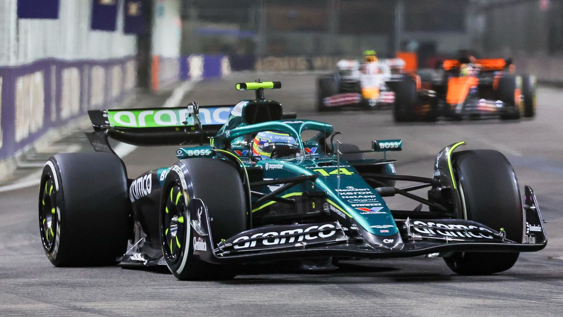 Alonso va en serio en Singapur: cuarto a pesar de las torpezas del resto y Sainz octavo