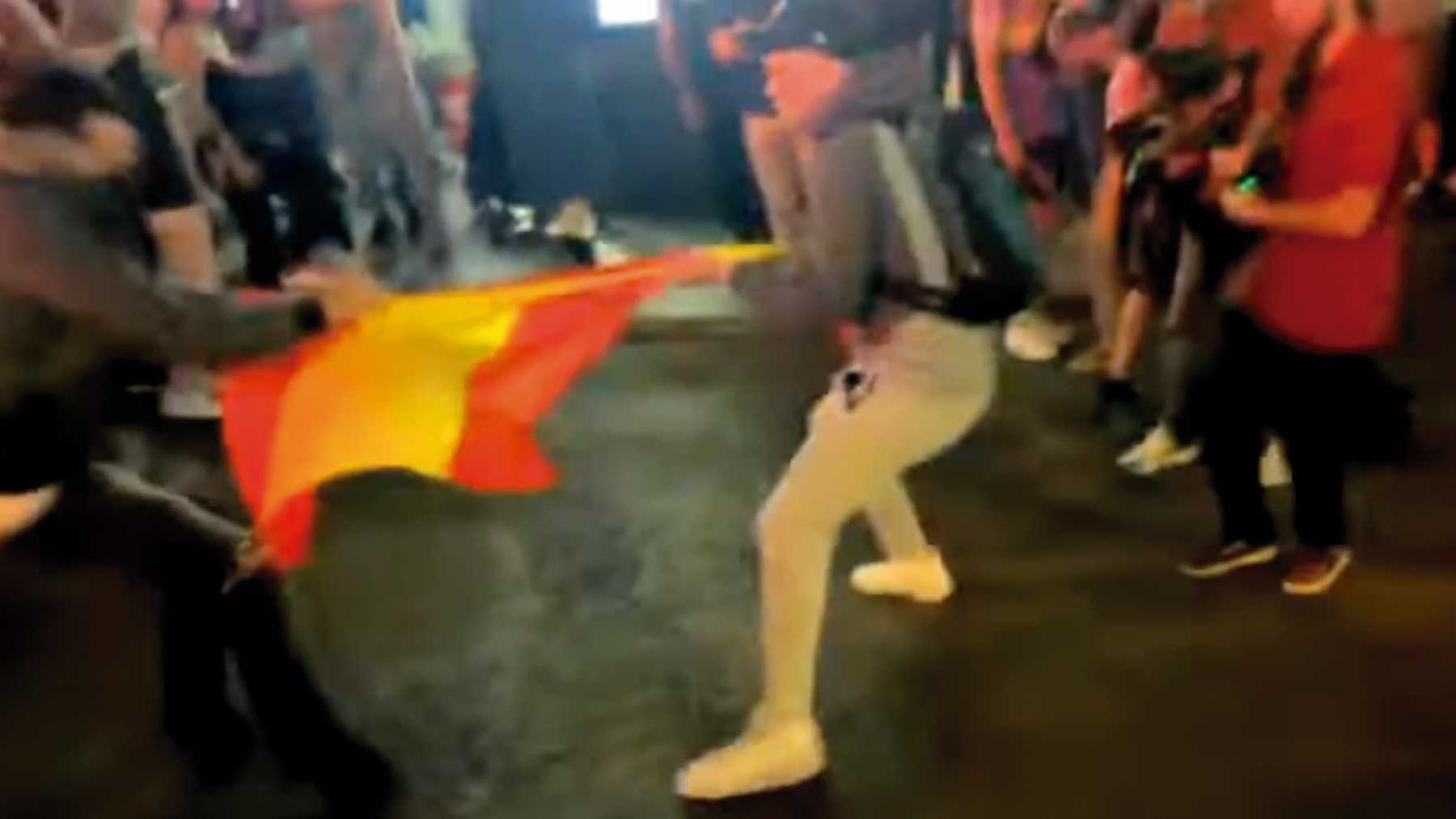 Manifestantes pro-Gaza ultrajan en Madrid la bandera de España ante la Policía: «¡No me representa!»