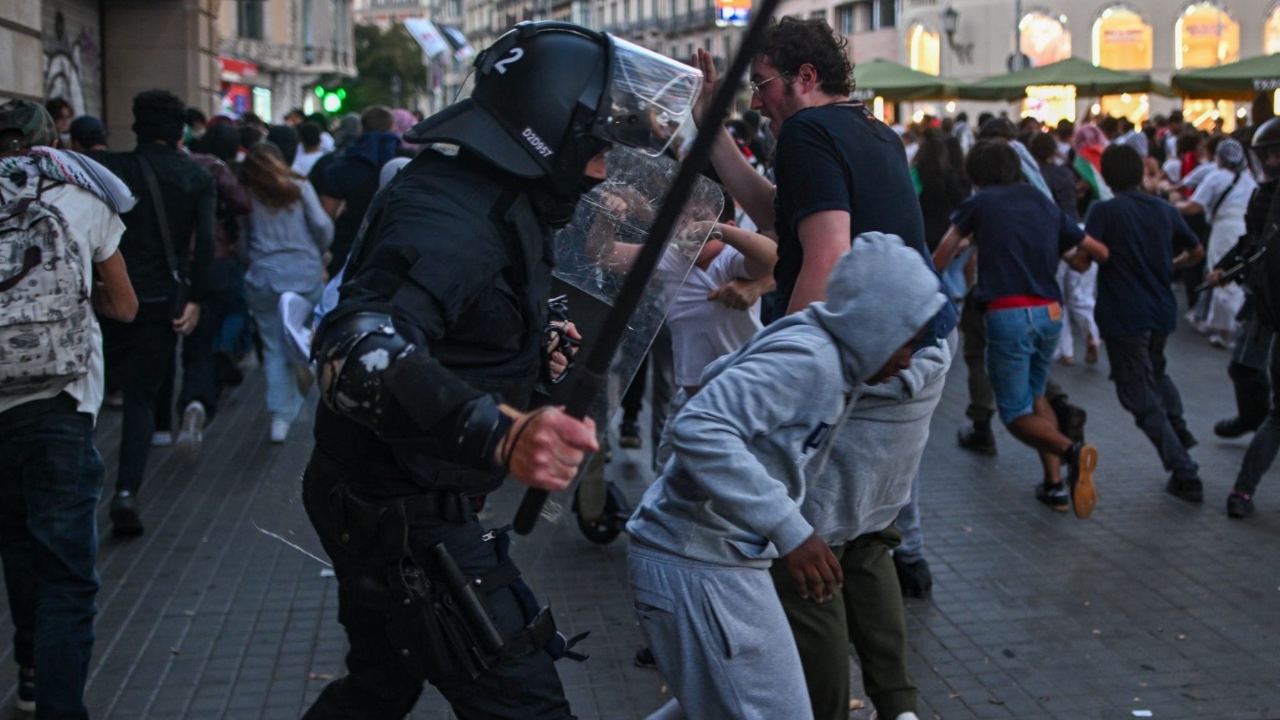 Manifestantes propalestinos destrozan comercios en el centro de Barcelona con técnicas de ‘kale borroka’