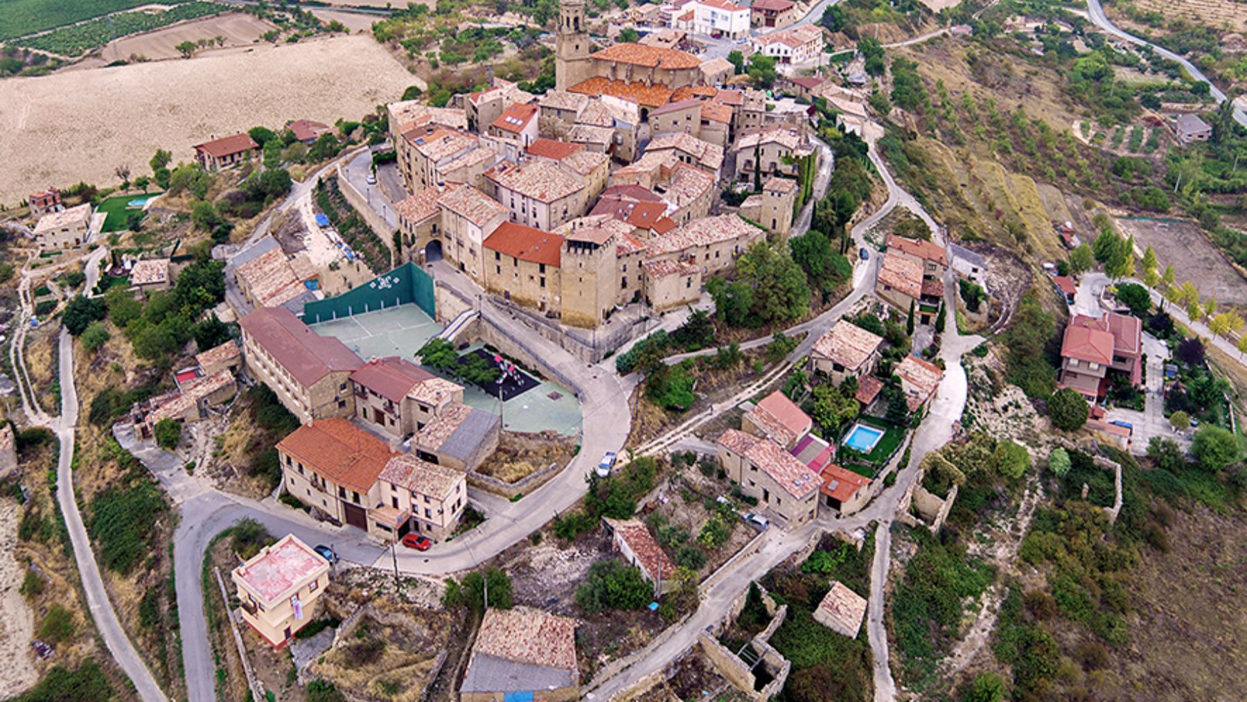 El pequeño pueblo medieval del País Vasco perfecto para una escapada de otoño: amurallado y sobre una colina