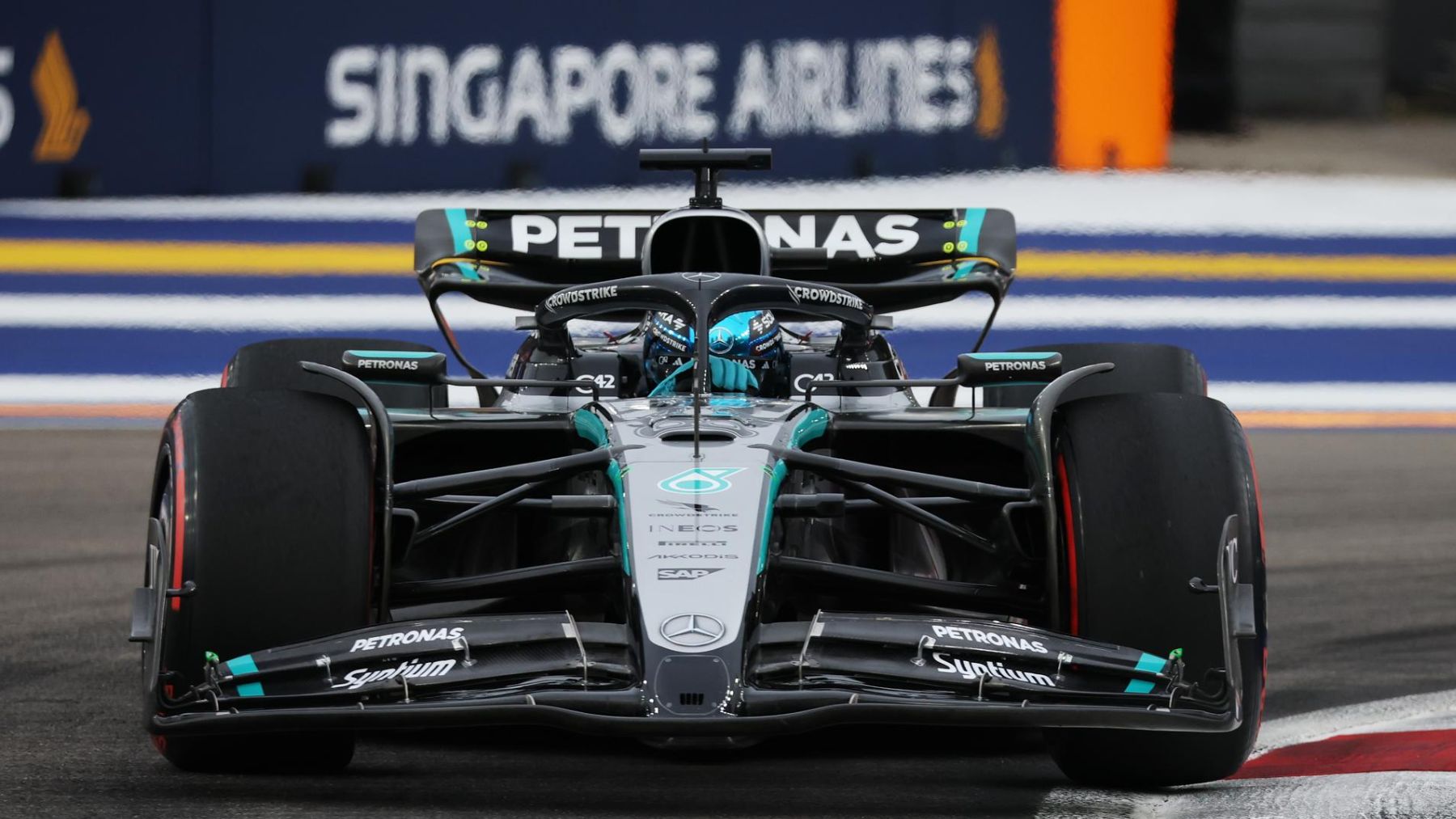 Russell se cuela en la lucha Verstappen-McLaren con la pole de Singapur; Alonso décimo y Sainz decimotercero