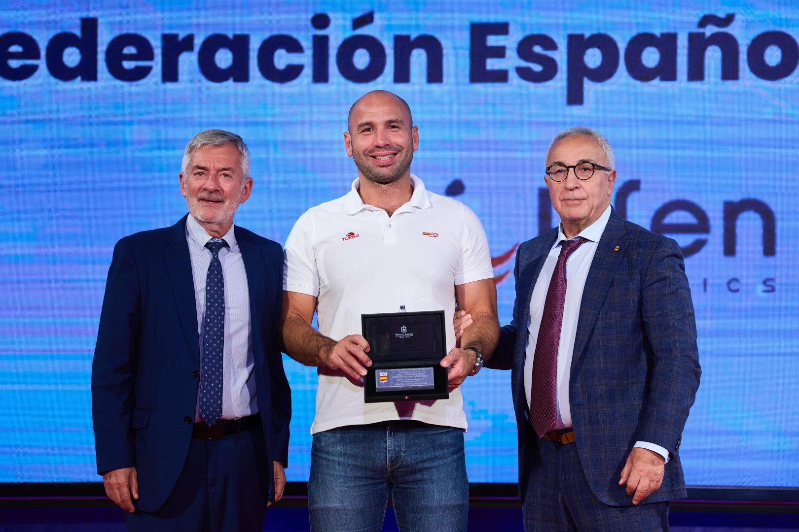 Felipe Perrone posa junto al presidente del Comité Olímpico Español. (RFEN)