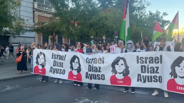 El PSOE y sus socios de ultraizquierda han aprovechado la manifestación pro-Gaza de este sábado en Madrid para atacar a Ayuso y al PP. En la marcha, en la que ha resultado especialmente llamativa la gran presencia de niños –algunos de muy corta edad– que han sido llevados por sus padres, han sido abundantes los gritos contra la presidenta de la Comunidad de Madrid. La manifestación ha sido dominada por activistas y grupos de las órbitas de los partidos de izquierda.