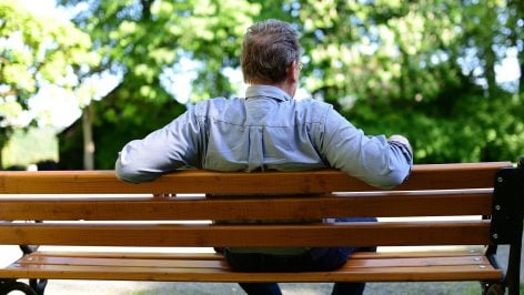 Hombre mayor en un banco.