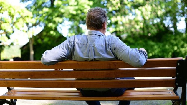 Hábito contra los pies hinchados en la tercera edad, cómo evitar los edemas en las piernas en mayores, consumo de magnesio en jubilados, por qué es importante tomar magnesio en la tercera edad, pies hinchados en personas mayores.