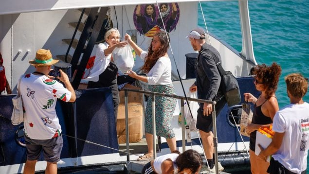 El Gobierno de Sánchez paga el avión a Ada Colau y a otros 20 miembros de la Flotilla: unos 8.000 €