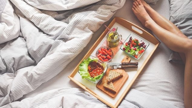 Las personas que desayunan y cenan tarde podrían morir y envejecer antes, impacto horarios en el envejecimiento, por qué es malo desayunar tarde, hábitos saludables, salud.