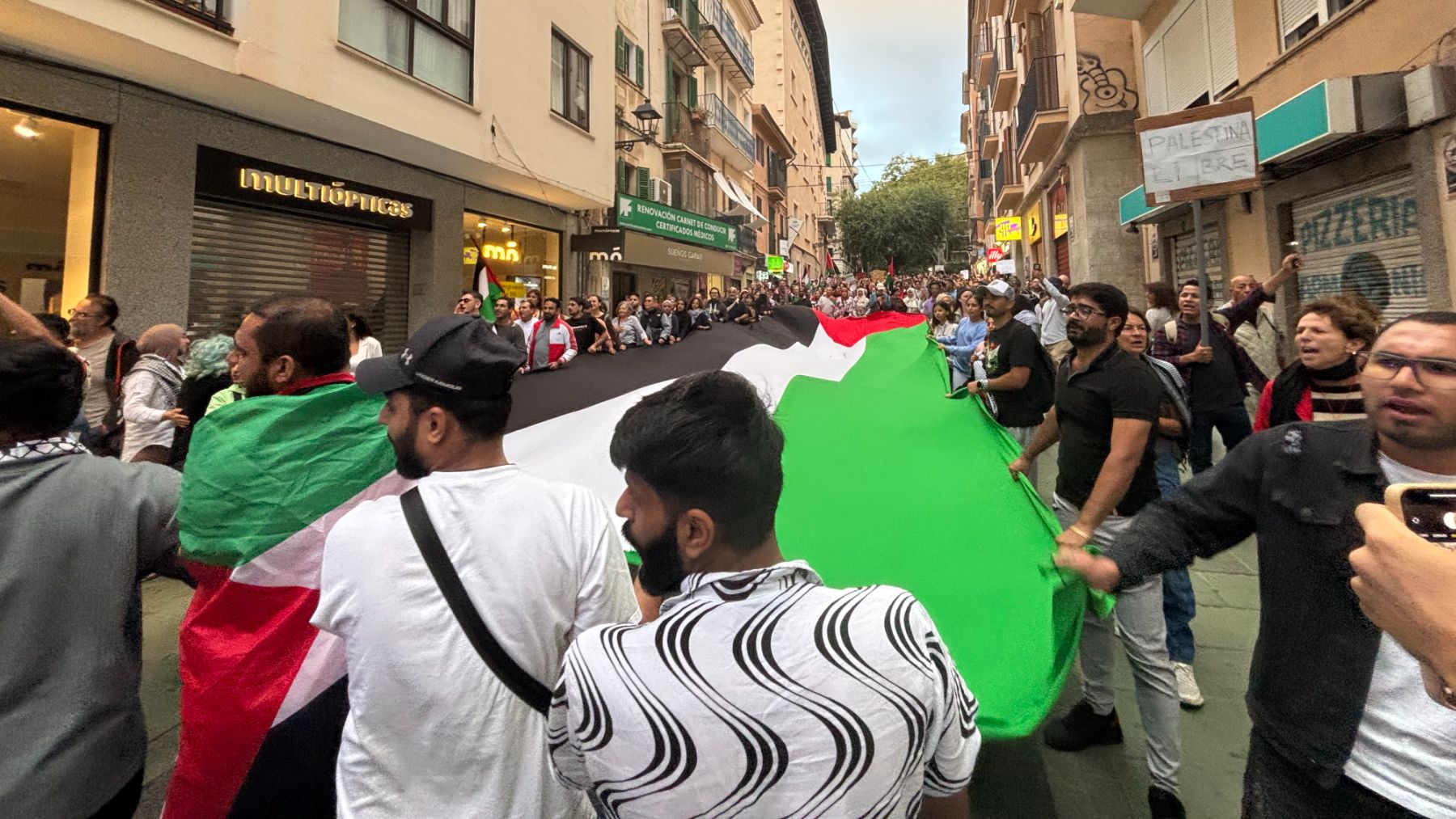 Una marea humana propalestina invade las calles de Palma para protestar contra Israel