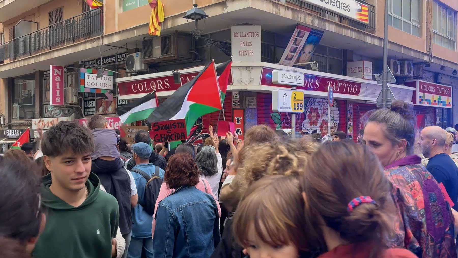 Insultos, silbidos y abucheos a la sede de Vox en la manifestación propalestina de Palma