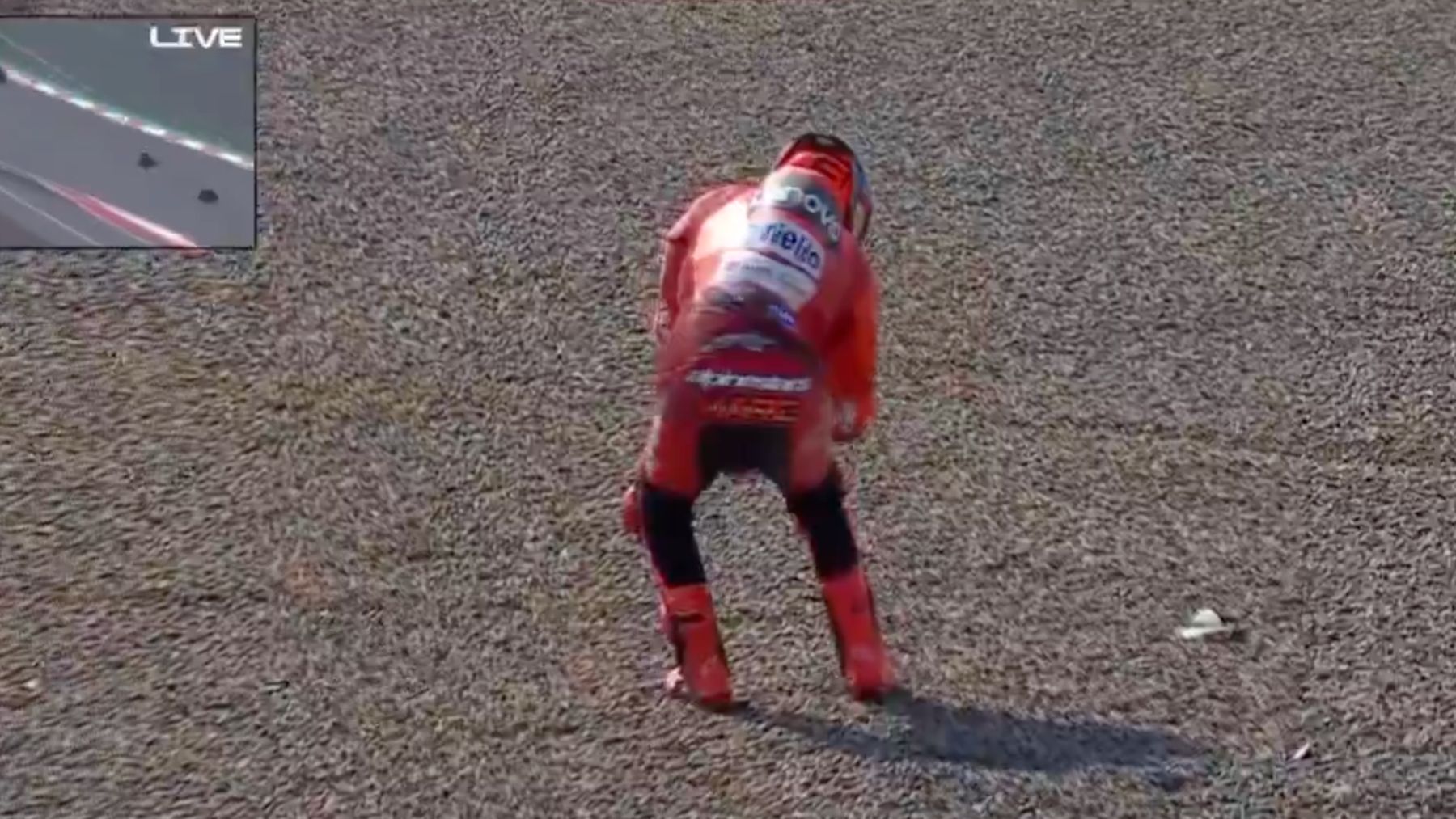 Marc Márquez se duele del brazo derecho tras la caída en el GP de Indonesia de MotoGP. (Captura de pantalla)