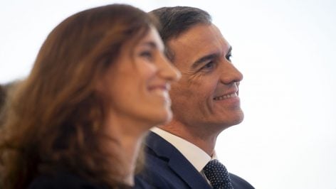 Mónica García, con Pedro Sánchez.