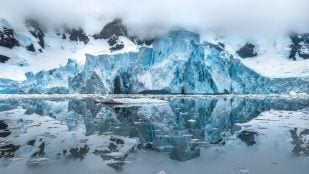 Un glaciar y su reflejo captados por el fotógrafo Andrey Nosik para el Concurso de Fotografía organizado por Naciones Unidas con motivo del Día Mundial de los Océanos. (Foto: Andrey Nosik/ONU).