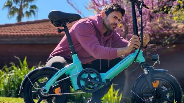 Un usuario con la bicicleta eléctrica de Amazon