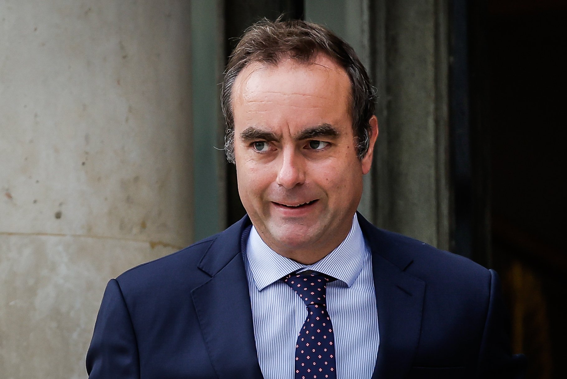 Lecornu dimite como primer ministro de Francia horas después de presentar su Gobierno