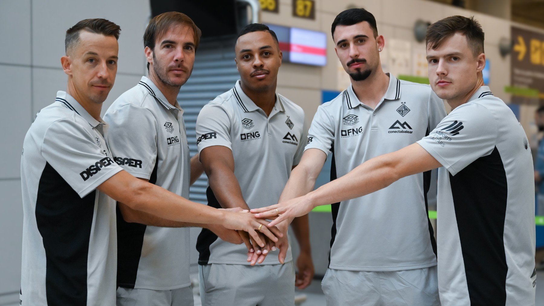 Lin, Carlos Barrón, Alisson, Deivão y Machado posan en el Aeropuerto.