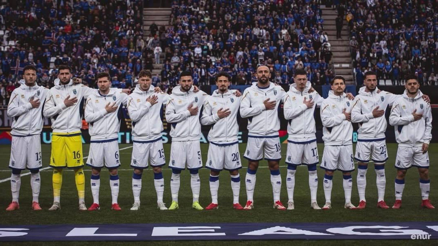 Muriqi, con su selección, cantando el himno kosovar.