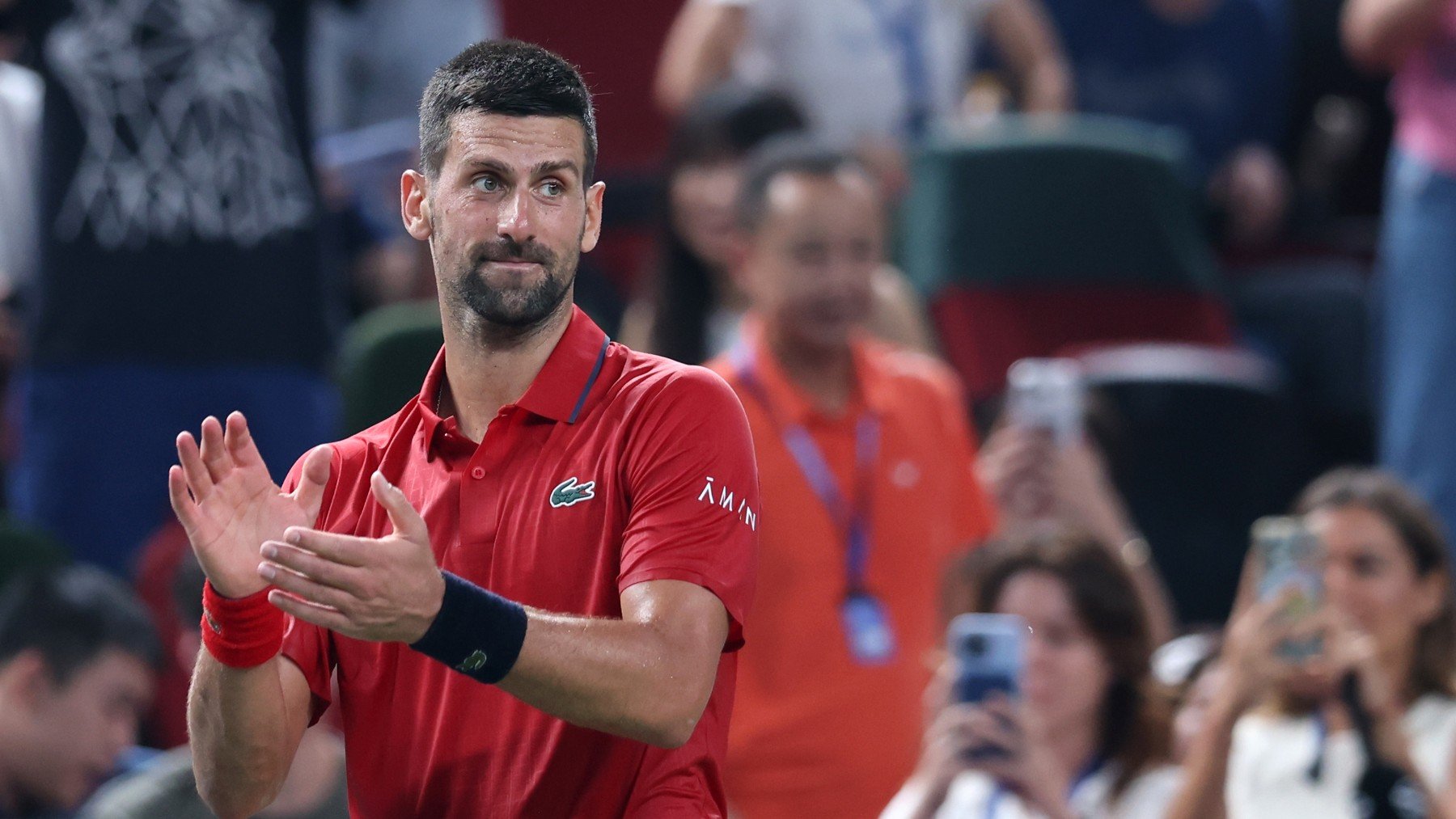 Shanghái causa estragos: ahora Djokovic vomita en pleno partido por las condiciones