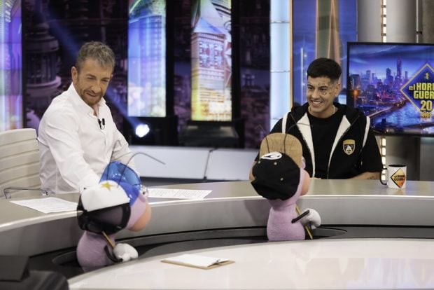 Pablo Motos y el cantante argentino Duki en El Hormiguero (Atresmedia).