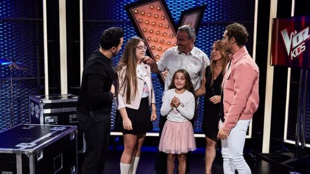 Aroa junto a su familia reciben la visita de David Bisbal y Luis Fonsi en La Voz Kids (Atresmedia).