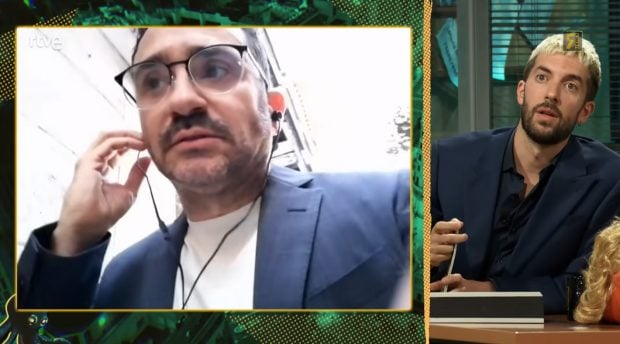 Bayona descoloca a David Broncano en La Revuelta. (RTVE)