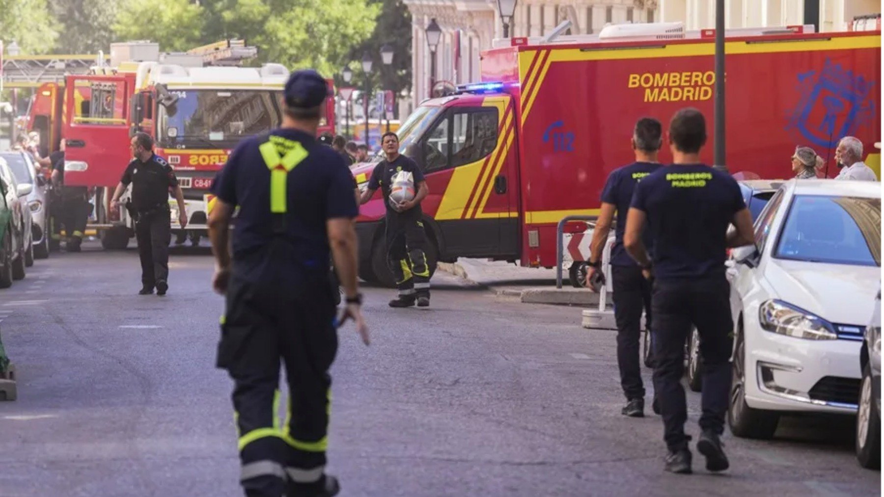 Los bomberos buscan a cuatro desaparecidos en el derrumbe de Madrid.