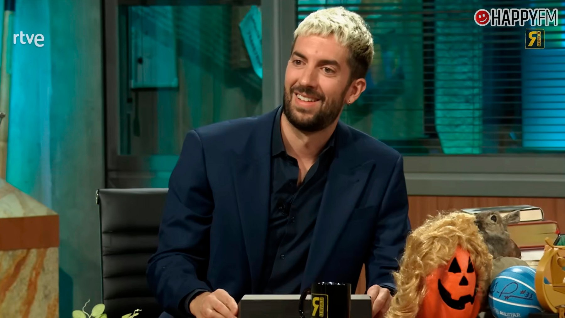 Bayona vacila como nunca a David Broncano en ‘La Revuelta’: «No sé si está grabado o…»