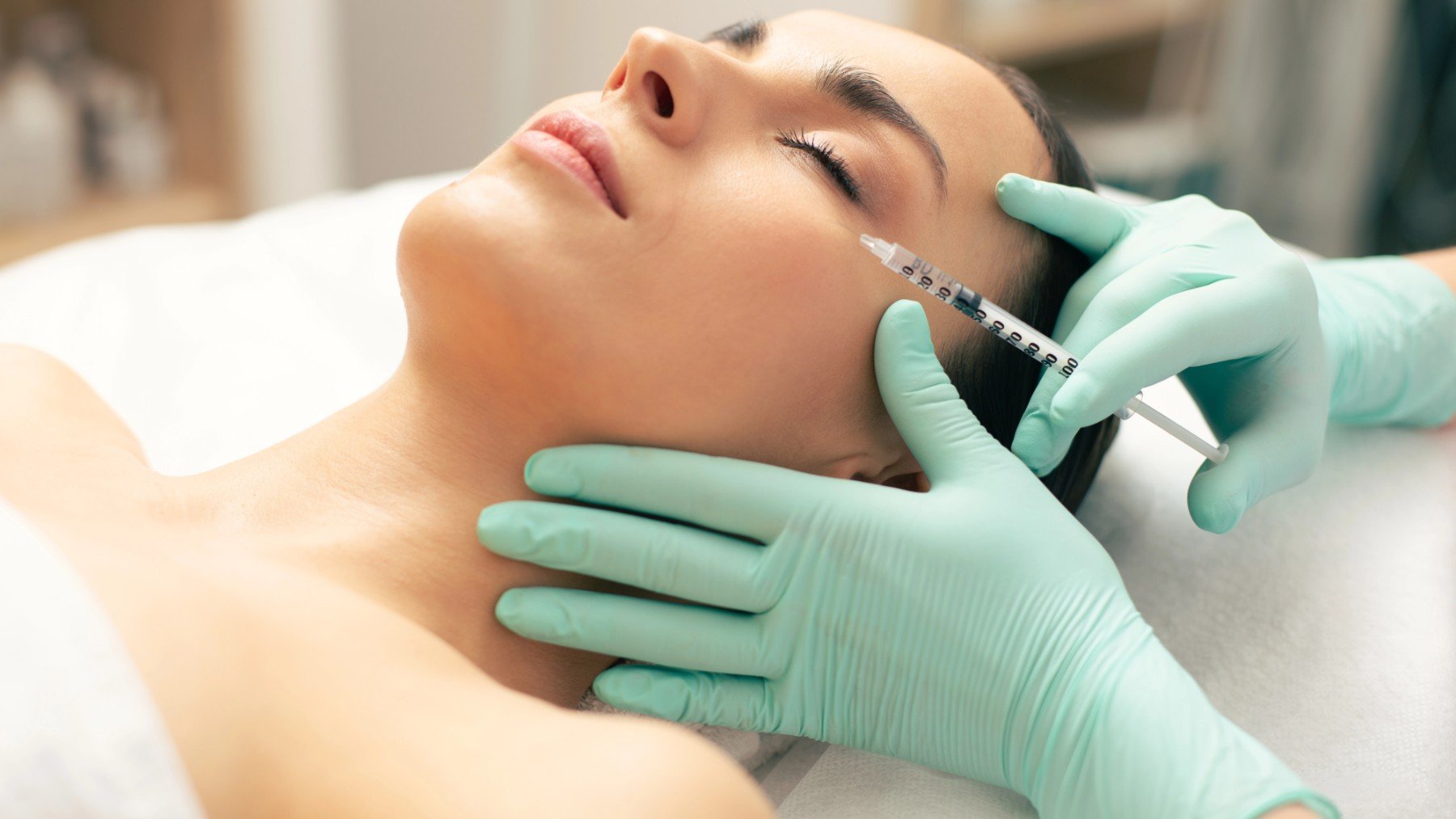 Las enfermeras dan el salto a la estética: un fallo judicial les permite utilizar ácido hialurónico