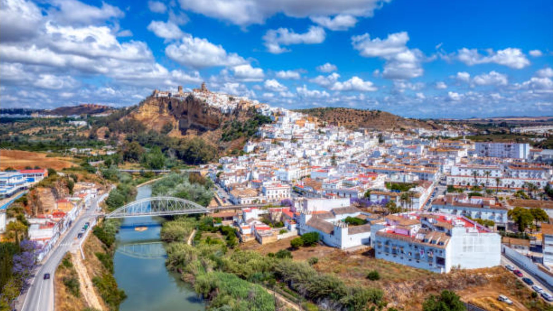 Este pequeño pueblo blanco de Andalucía, a una hora de Cádiz es uno de los más bonitos para visitar este puente del 12 de octubre