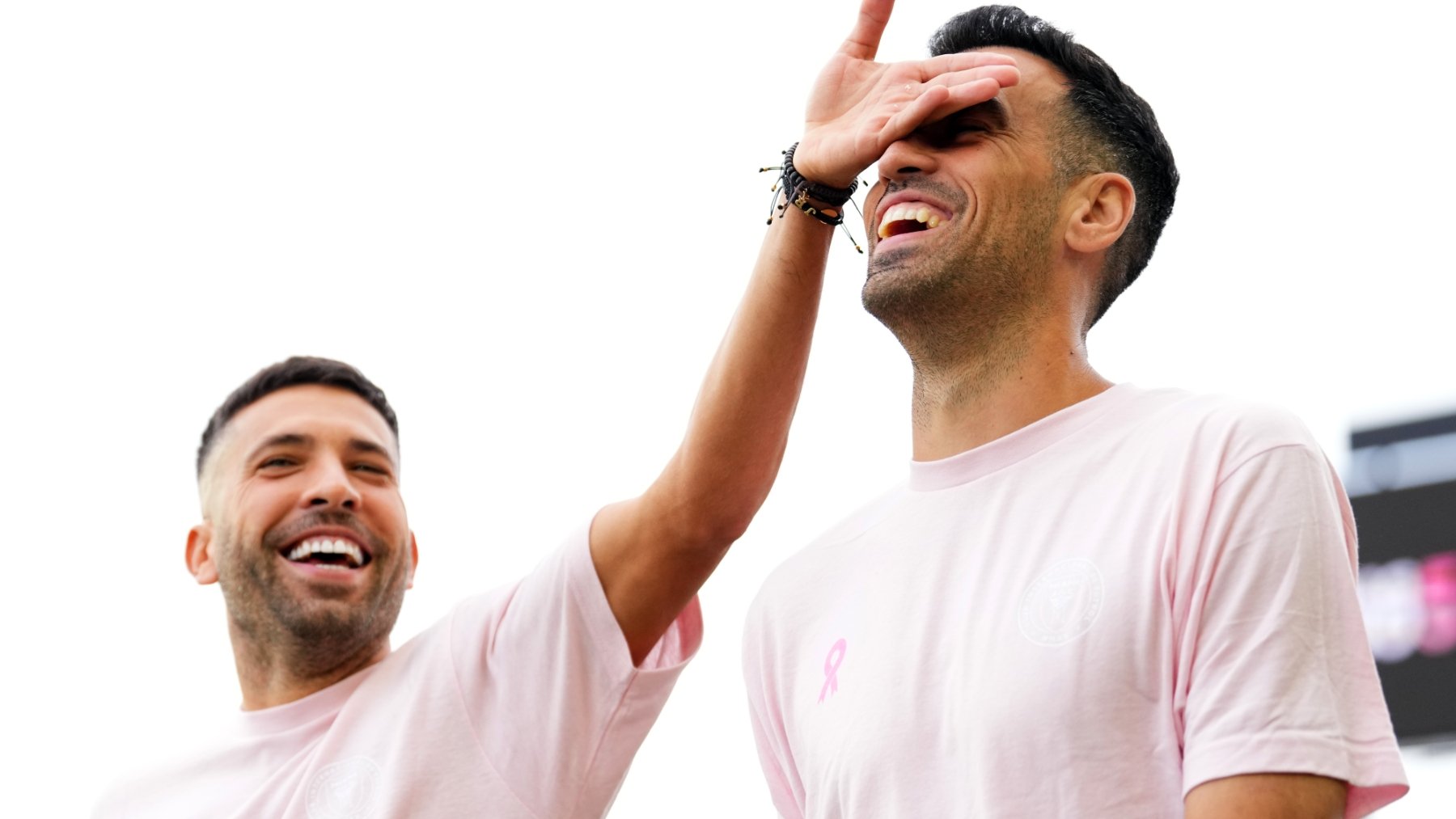 Jordi Alba bromea con Sergio Busquets en un evento reciente. (Getty)