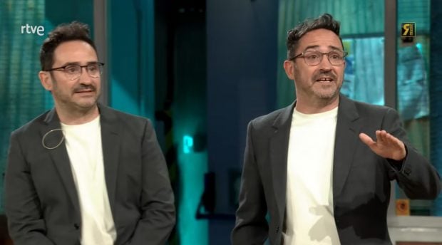 Juan Antonio Bayona y su hermano gemelo sorprenden a David Broncano en La Revuelta. (RTVE)