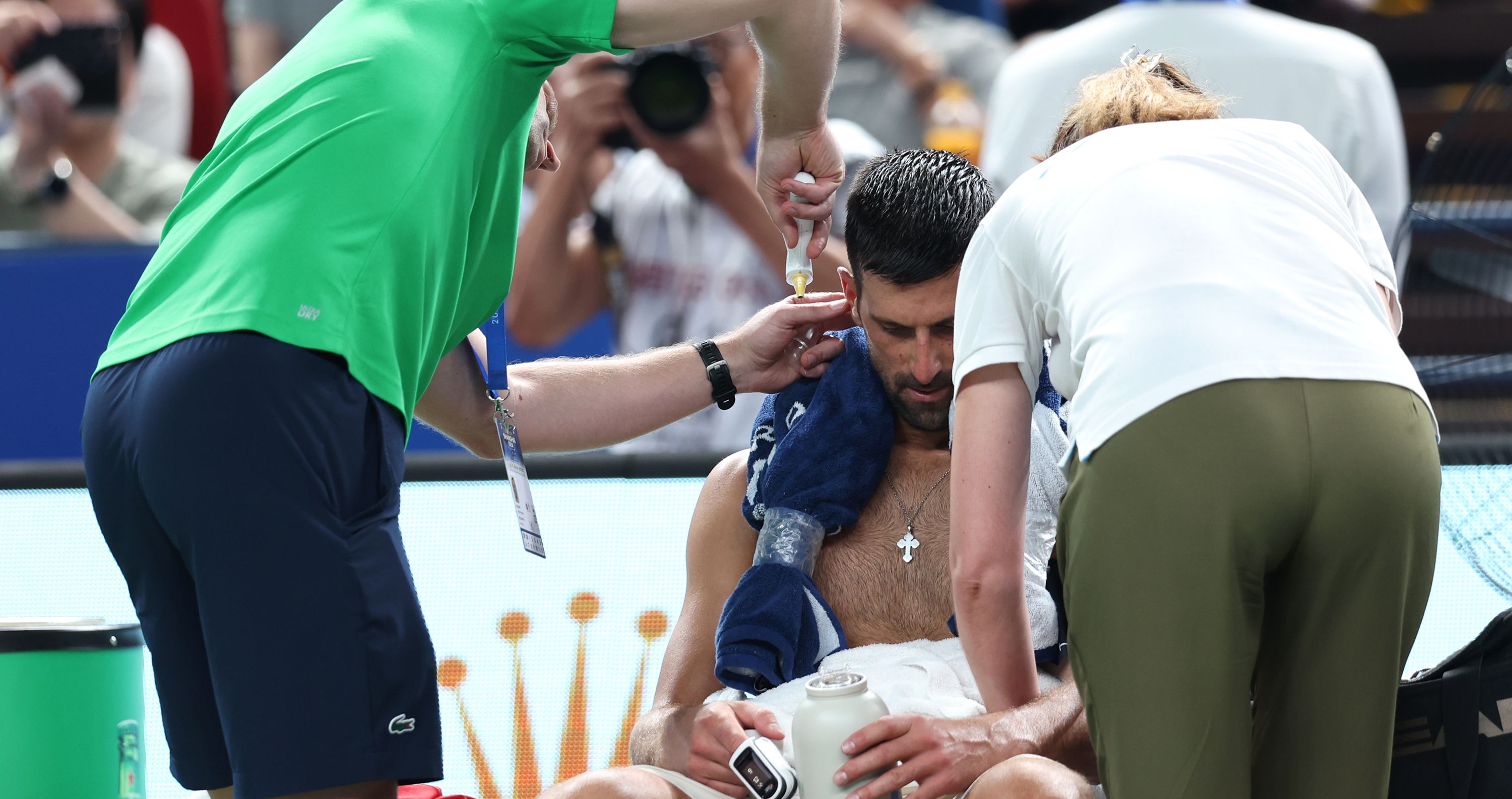 Djokovic, atendido en pleno partido. (Getty)