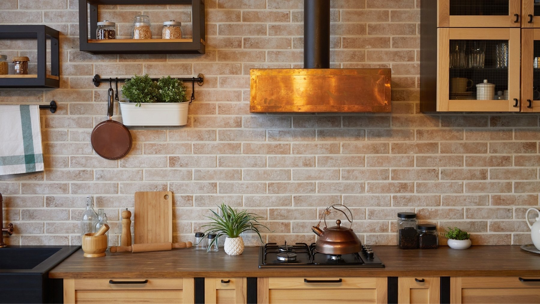 Adiós a las cocinas blancas y frías: su sustituto es mucho más acogedor, elegante y parece más amplia