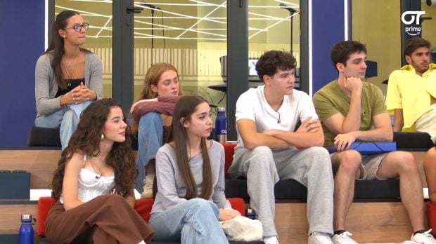 Concursantes de OT 2025 escuchando a Noemí Galera. (YouTube)