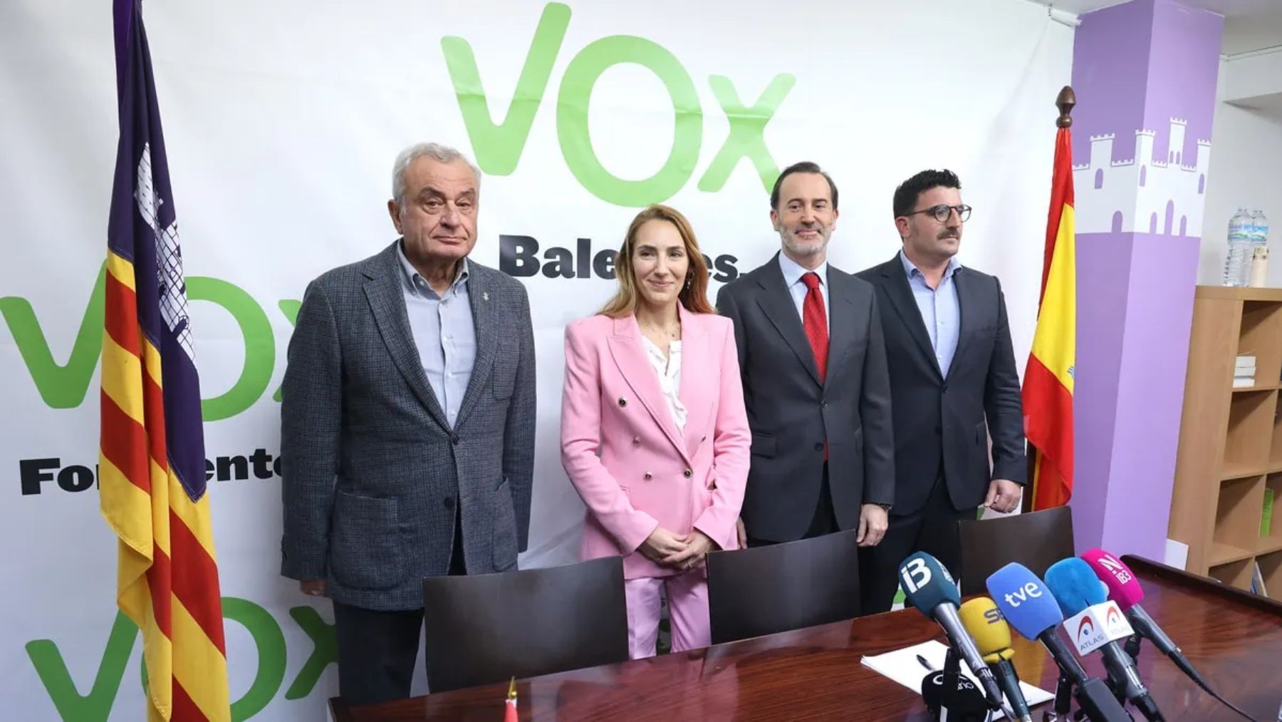 Patricia de las Heras, centro, junto a otros dirigentes de Vox.