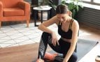 Una mujer hace deporte en casa.