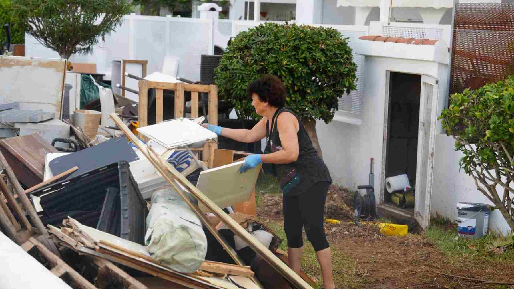 Un vecino de Ibiza retira los residuos del temporal que la semana pasada azotó a la isla.