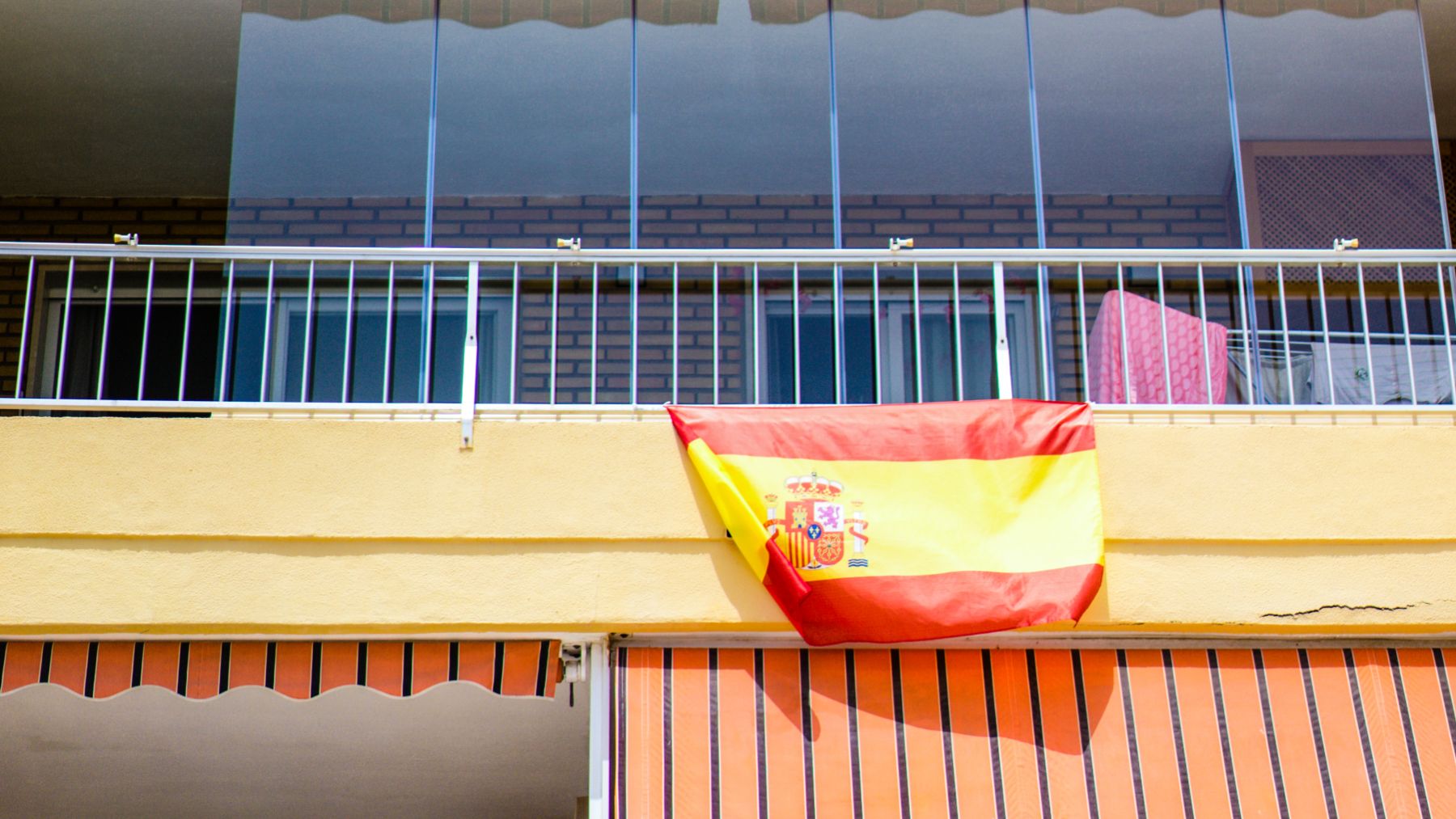 La ley lo confirma: ésta es la multa que te puede caer por colgar la bandera de España en tu balcón